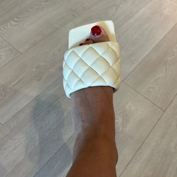 Bottega Veneta Authentic slipper in off white. Retail Price is 1200$ - Picture 3 of 9